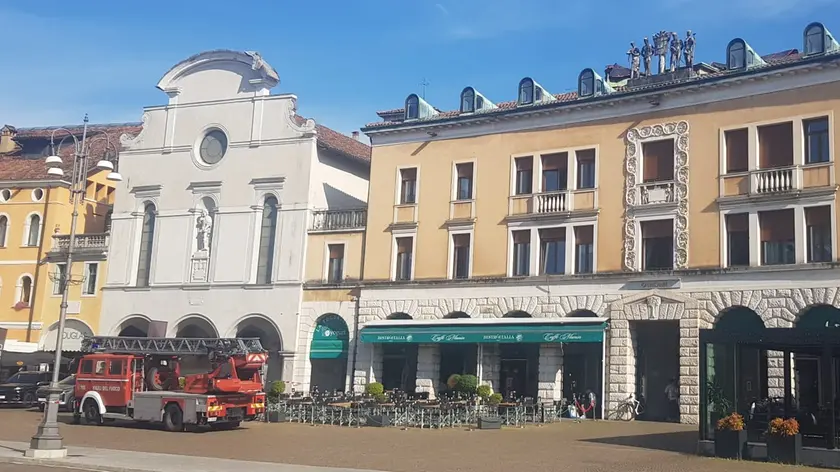 Le coperture saltate sugli edifici della piazza