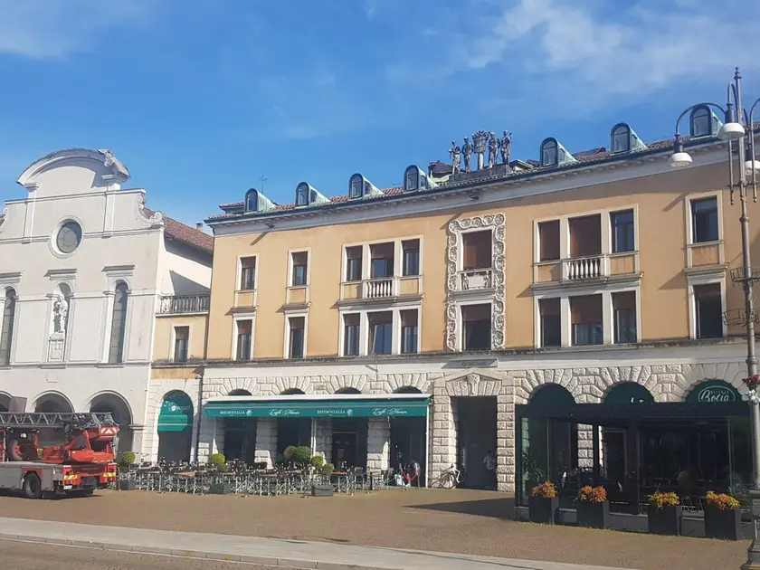 Le coperture saltate sugli edifici della piazza