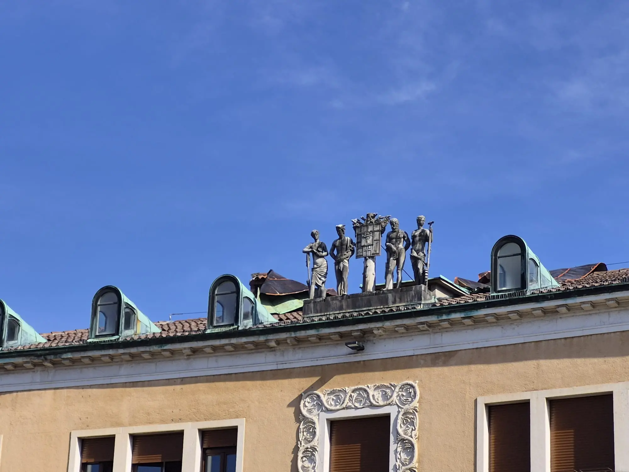 Un pezzo di lamiera saltato