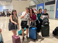 Turisti di ritorno dalla Spagna all'aeroporto Marco Polo