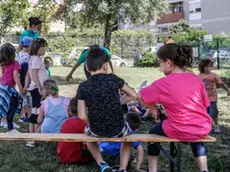 Alcuni bambini partecipano a un centro estivo