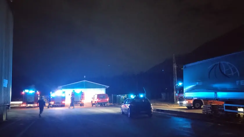 Vigili del fuoco e carabinieri alla Hydro dopo l'incendio del 30 gennaio