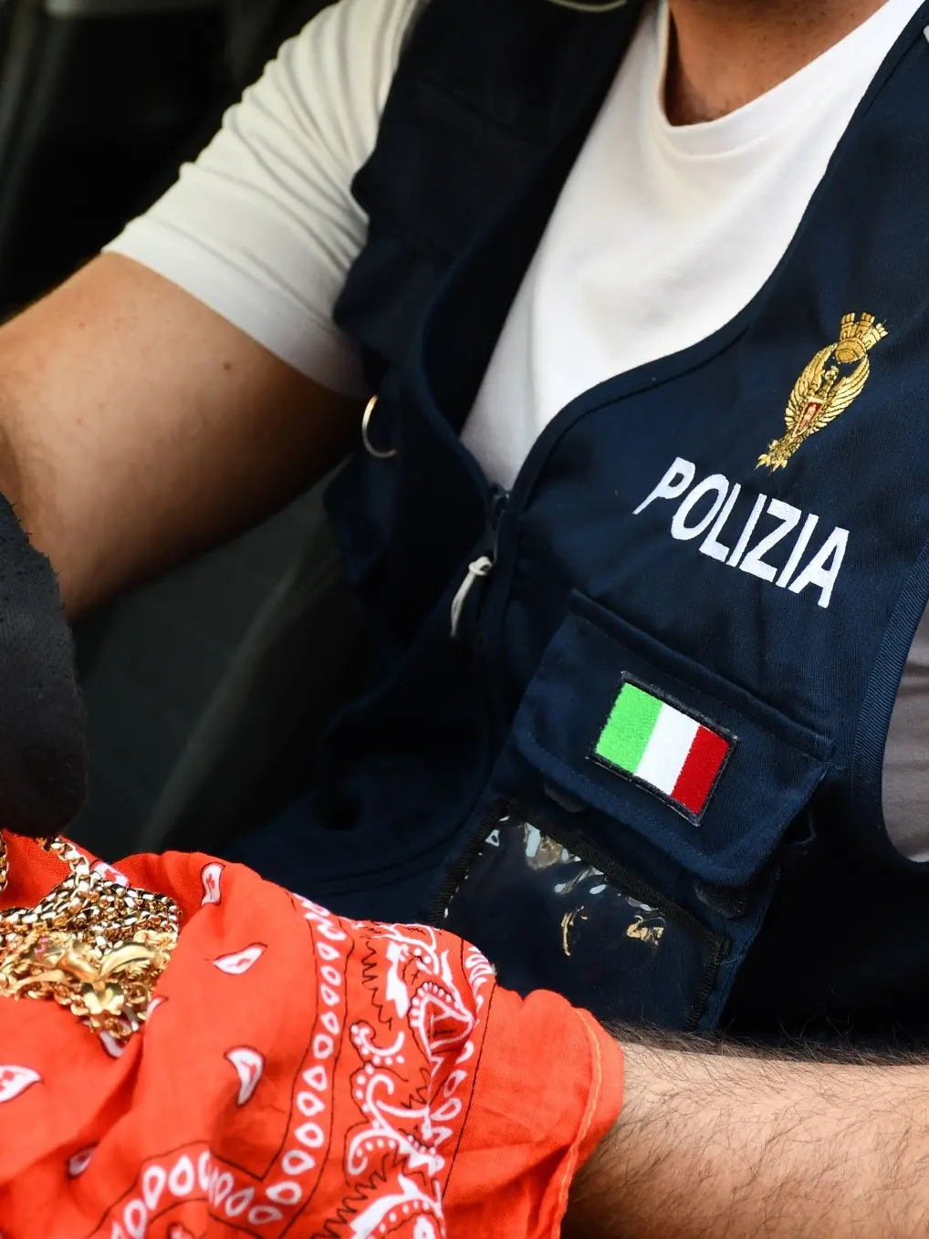 Gli ori portati via e nascosti nella bandana
