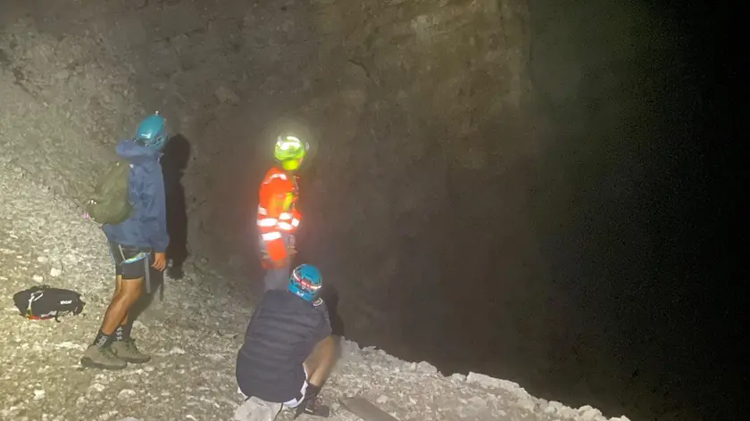I soccorritori con i due escursionisti