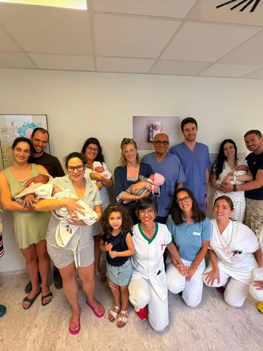 Foto di gruppo con i sei bebè nati al Santa Maria del Prato di Feltre