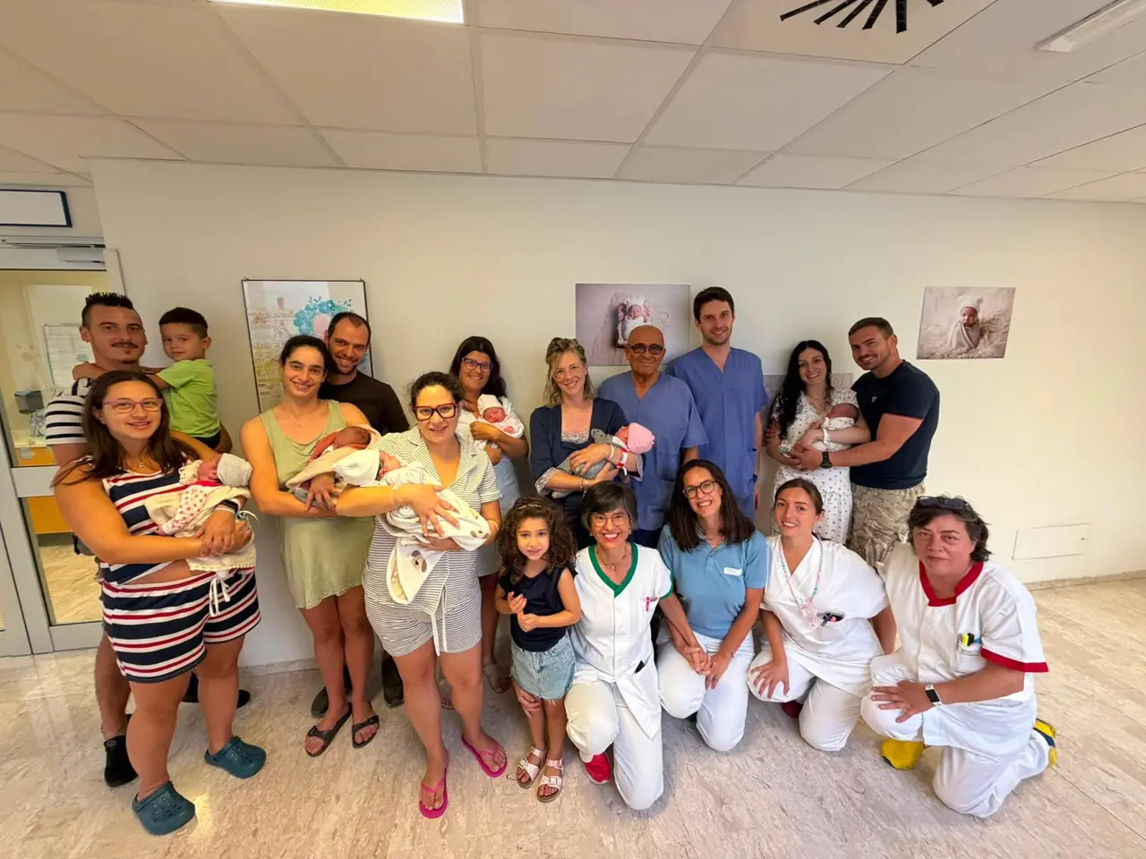 Foto di gruppo con i sei bebè nati al Santa Maria del Prato di Feltre