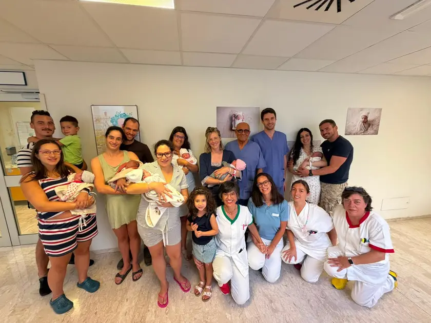 Foto di gruppo con i sei bebè nati al Santa Maria del Prato di Feltre