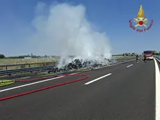 Il materiale cartaceo trasportato da un camion ha preso fuoco (foto vigili del fuoco)