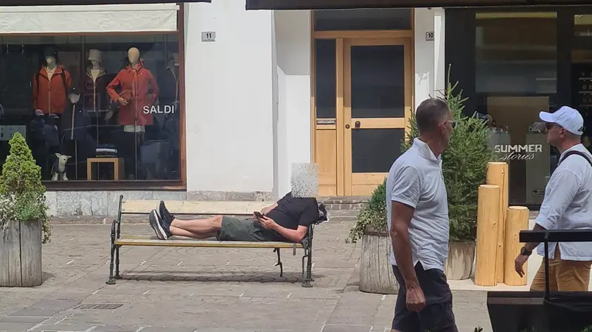 https://images.corrierealpi.it/view/acePublic/alias/contentid/1t47eoagzjw1wo1uj4g/0/turistaaa.webp?f=16%3A9&amp;w=840