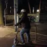 Un ragazzo sul suo monopattino