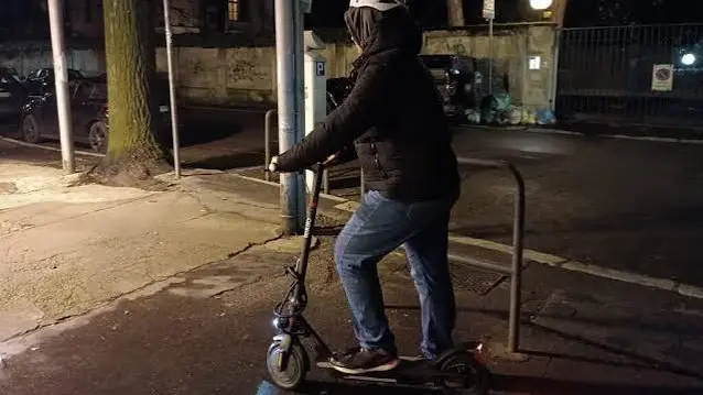 Un ragazzo sul suo monopattino
