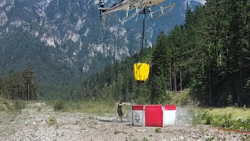Il rifornimento dell’elicottero nella vasca da 7500 litri