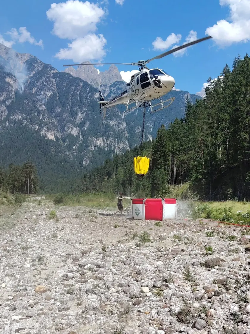 Il rifornimento dell’elicottero nella vasca da 7500 litri