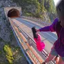 Il base jumper mentre si lancia dal ponte affacciato sui Serrai di Sottoguda