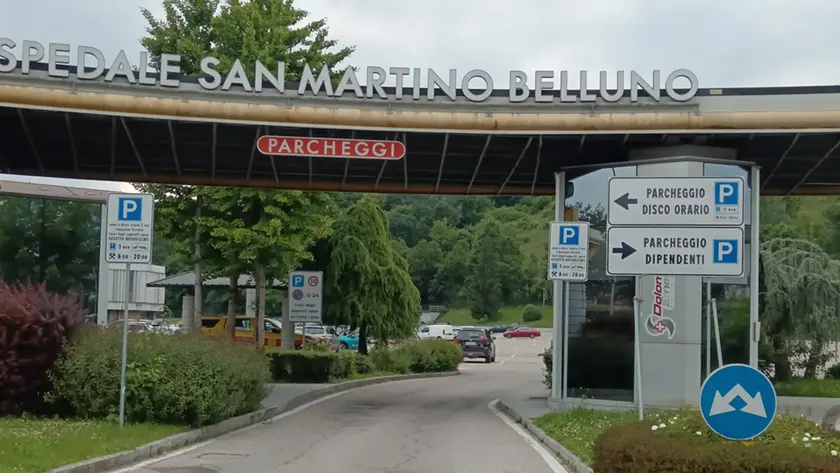 Furti all’ospedale San Martino: donna delle pulizie denunciata