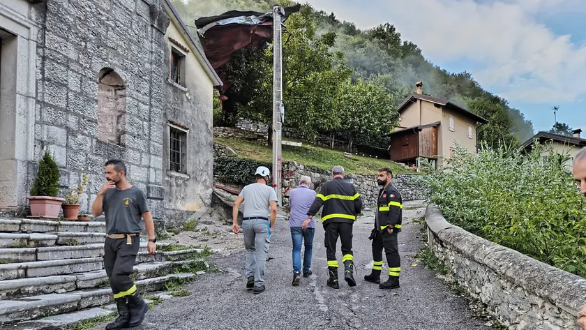 I vigili del fuoco al lavoro per mettere in sicurezza l'area
