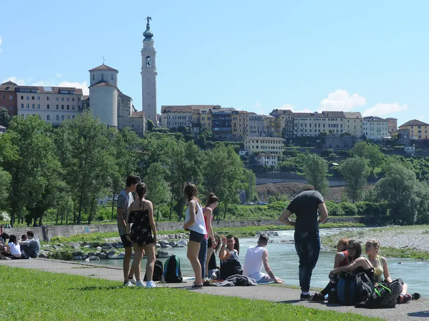 Belluno - Gli studenti sulle rive del Piave festeggiano la fine dell'anno scolastico