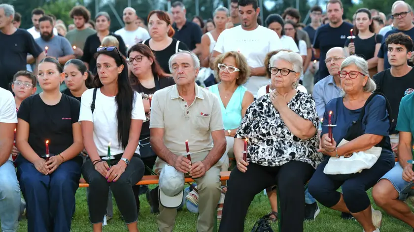 Un momento della fiaccolata per Nicola Maggiotto