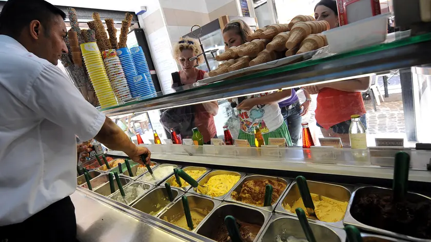 UN GELATIERE AL LAVORO