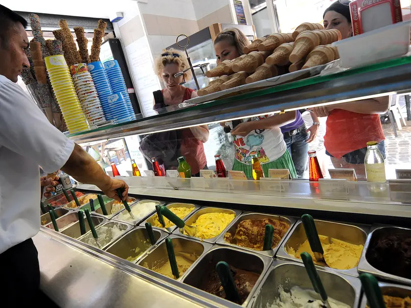 UN GELATIERE AL LAVORO