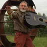 Cesko Omare con la sua chitarra