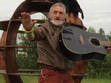 Cesko Omare con la sua chitarra