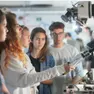 Studenti alle prese con un robot