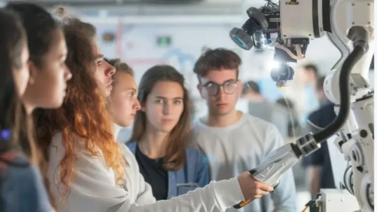Studenti alle prese con un robot