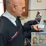 Carabiniere con un documento sequestrato