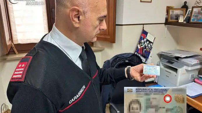 Carabiniere con un documento sequestrato