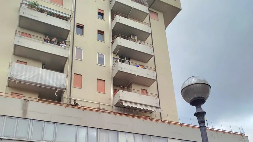 La palazzina in cui si è verificato il dramma: una bimba di 5 anni è caduta dal quinto piano