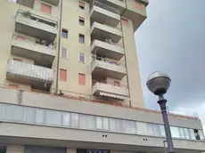 La palazzina in cui si è verificato il dramma: una bimba di 5 anni è caduta dal quinto piano