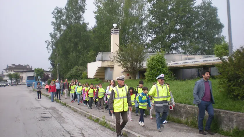 FELTRE - bambini delle elementari Boscariz vanno a scuola con il "Pedibus"