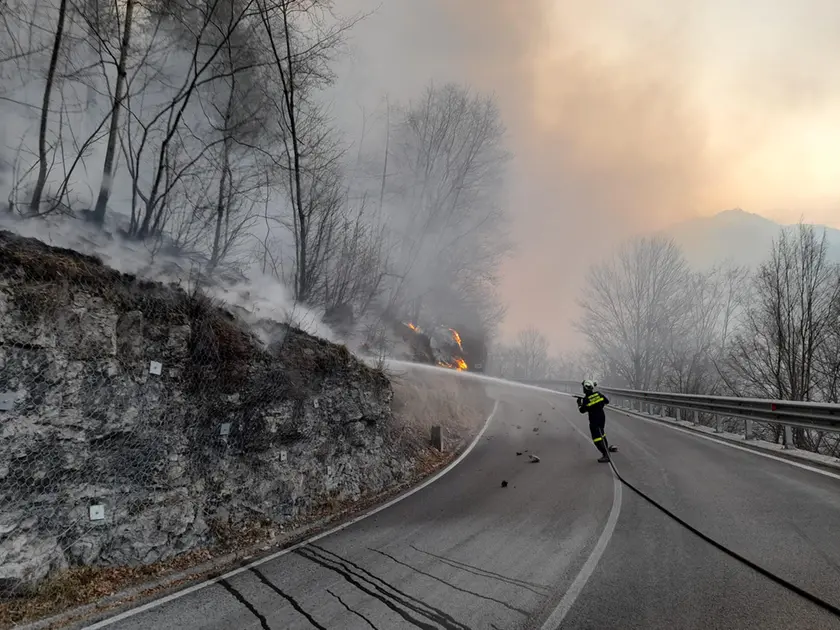 Uno degli incendi che hanno colpito la zona di Soffranco tra Longarone e Val di Zoldo