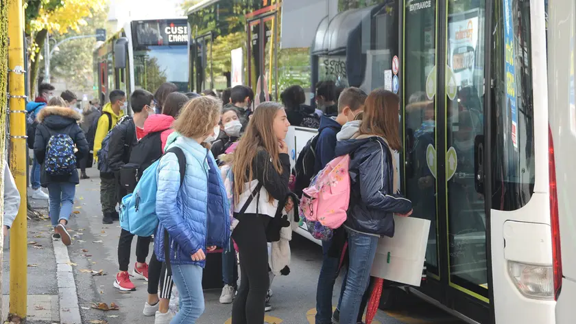 Studenti in attesa di salire all'uscita da scuola