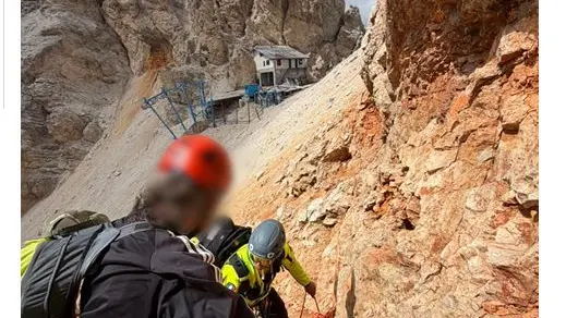 Le operazioni di recupero dell'alpinista tedesco a Forcella Staunies
