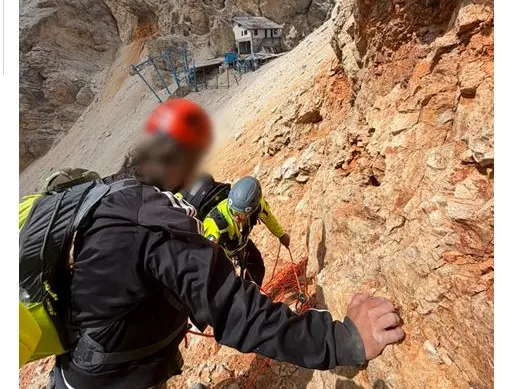 Le operazioni di recupero dell'alpinista tedesco a Forcella Staunies