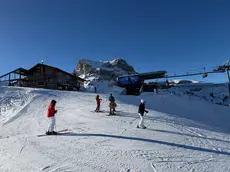 Un gruppo di sciatori stranieri lungo le piste del comprensorio 5 Torria Cortina d’Ampezzo durante la scorsa stagione