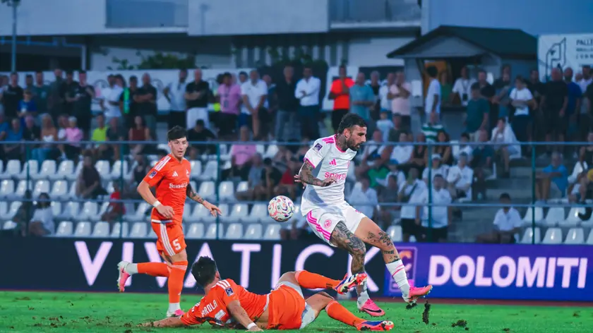 Daniele Mignanelli anticipato dal portiere (Foto di Beppe De Zanet)