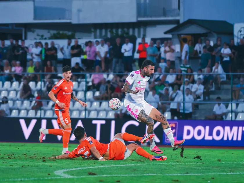 Daniele Mignanelli anticipato dal portiere (Foto di Beppe De Zanet)
