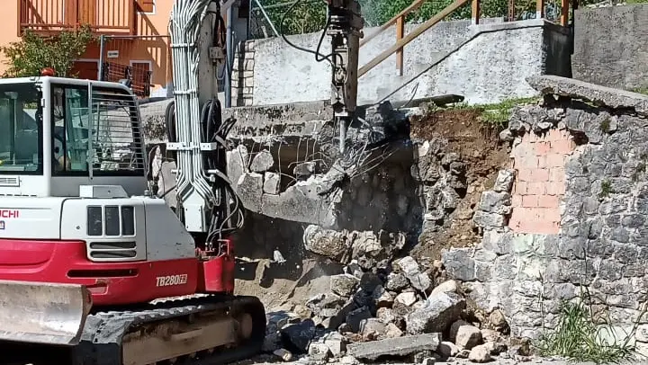 La demolizione della fontana storica