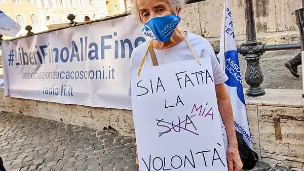 Una protesta dell'Associazione Luca Coscioni contro l'inerzia legislativa per l'eutanasia legale
