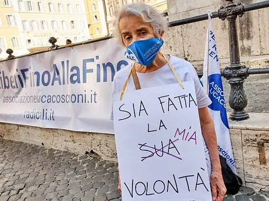 Una protesta dell'Associazione Luca Coscioni contro l'inerzia legislativa per l'eutanasia legale
