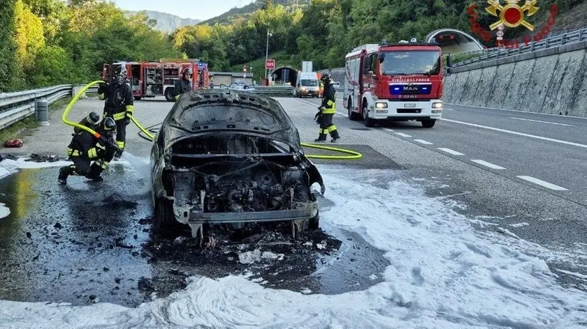 L'auto andata a fuoco sull'autostrada A27