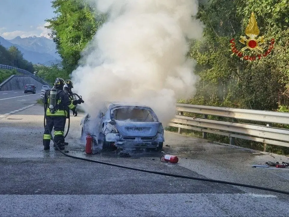 I vigili del fuoco al lavoro per spegnere il rogo