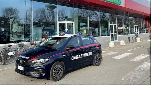 I carabinieri in un supermercato