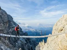Un passaggio della Ferrata Dibona sopra Cortina