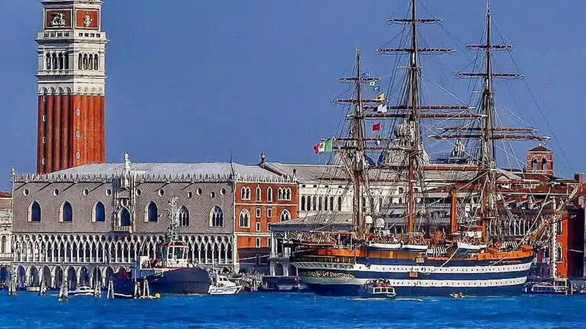 La Amerigo Vespucci nel bacino di San Marco