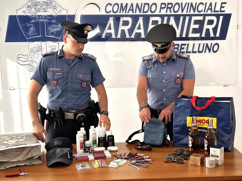 Carabinieri con la refurtiva