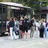 Studenti in attesa di salire su mezzo Dolomitibus
